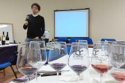 La formación de asociados comenzó este martes con el curso de vino a cargo del sumiller Fernando Mayoral.-ECB
