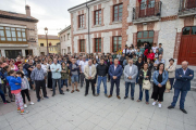 Representantes políticos y ciudadanos se congregaron ayer en la plaza de la Constitución de Villagonzalo.-SANTI OTERO