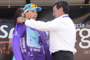 El presidente de la Diputación pone el maillot morado a López.-