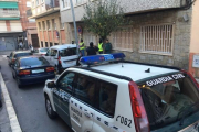 Agentes de la Guardia Civil, en Cornellá, esta mañana.-GUILLEM SÁNCHEZ