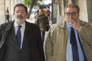 Javier Guerrero, exdirector general de Trabajo de la Junta de Andalucía, y su abogado, en una sesión del juicio del caso ERE.-EFE / RAUL CARO