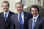 De izquierda a derecha: Blair, Bush y Aznar, en el aeropuerto de la isla de Terceira, en las Azores, antes de la cumbre, el 16 de marzo del 2003.-REUTERS / HARRY PAGE