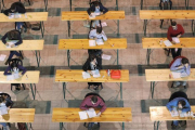 Opositores durante examen de oferta pública de empleo.-EFE