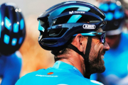 Alejandro Valverde habla con sus compañeros, en el hotel del conjunto Movistar-MANUEL BRUQUE