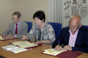 Momento de la firma del convenio entre Vallejo y los alcaldes de Villagonzalo y Villalbilla, en el mes de septiembre-ECB