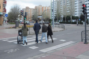 Un grupo de peatones cruza una calle con semáforo en verde.-ISRAEL L. MURILLO