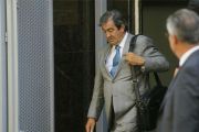 Álvarez-Cascos sale de la Audiencia Nacional, en agosto del 2013.-AGUSTÍN CATALÁN