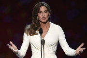 Caitlyn Jenner recibe el premio ESPY Awards 2015 por su coraje, con un emotivo discurso.-Foto: AP