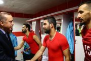 Erdogan, el presidente turco, saluda a Arda Turan tras un partido.-AFP / KAYHAN OZER