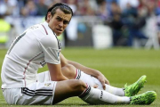 Gareth Bale se duele de su gemelo izquiero durante el Madrid-Málaga de Liga.-Foto: EFE / ALBERTO MARTÍN