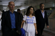 El embajador de España en Venezuela, Jesús Silva (d); el embajador de los Países Bajos en Venezuela, Norbert Braakuis (i), y la embajadora de la Unión Europea en Venezuela, Isabel Brilhante (c), estaban esperando a la misión de europarlamentarios.-EFE