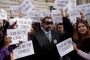 Podemos carga contra los jueces machistas con una performance frente al Congreso.-EFE