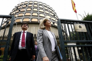 La abogada General del Estado, Marta Silva, tras presentar el recurso contra la ley de consultas catalana este mediodía en el Tribunal Constitucional-Foto: DAVID CASTRO