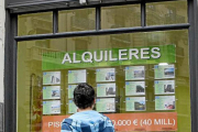 Un chico mira anuncios de viviendas en alquiler.-MITXI