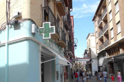 Uno de los ejemplos es la farmacia de la calle Isilla, que deberá repintar su fachada.-L. V.