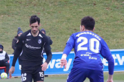 Julio Rico conduce el balón en un momento del partido disputado el pasado domingo en Vitoria.-BURGOS CF