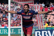El delantero uruguayo del FC Barcelona Luis Suárez celebra el gol marcado ante el Granada, el segundo del equipo, durante el partido de la 38 y última jornada de la Liga de Primera División que se juega hoy en el estadio Nuevo Los Cármenes de Granada.-EFE