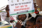 Manifestantes se concentran en los juzgados de Alexandra contra los ataques y asesinatos de inmigrantes en Sudáfrica.-Foto: REUTERS / MIKE HUTCHINGS
