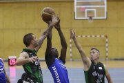 Abdoul lanza a canasta ante la defensa de la Penya.-RAÚL OCHOA