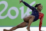 Simone Biles, en un ejercicio de suelo en Río.-AP / REBECCA BLACKWELL