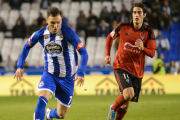 Dani Provencio persigue al jugador del Deportivo Lucas Pérez en el partido del pasado martes.-LA OPINIÓN DE LA CORUÑA
