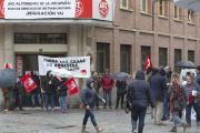 Un grupo de vecinos y miembros de IU Aranda se manifestaron en la puerta del evento contra las casas de apuesta.-ICAL