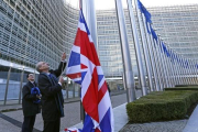 La bandera británica es izada ante las instituciones europeas con motivo de la visita de Cameron, el martes.-REUTERS / YVES HERMAN