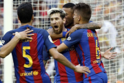 El delantero argentino del FC Barcelona Leo Mesi (c), junto al delantero brasileño Neymar Jr (c-detrás), y los centrocampistas Denis Suárez (d) y Sergio Busquets (5), celebra el gol que ha marcado, el tercero del equipo frenta al Valencia.-EFE/Juan Carlos Cárdenas