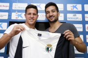 José Fran y Pepe Delgado posan con la camiseta del Burgos CF.-RAÚL G. OCHOA