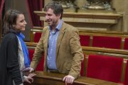 Imagen de archivo de Andrea levy y Antoni Comín conversando en el Parlament.-FERRAN SENDRA