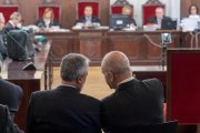 Griñán y Chaves conversan en el banquillo de los acusados, este miércoles, en el inicio del juicio por el caso ERE.-/ JULIO MUÑOZ (EFE (POOL))