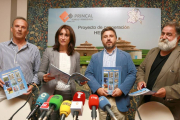 Grupos de Acción Local participantes en el proyectos 'Hermes' y Princal presentan un manual de buenas prácticas en desarrollo rural. De izquierda a derecha, el gerente del GAL Nordeste Salamanca, Javier Bajo; la viceconsejera de Desarrollo Rural, Ana Asen-Ical