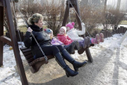 Una mujer y tres niños disfrutan del día de sol, sin bombas, en Donetsk.-Foto:   EFE / ALEXANDER ERMOCHENKO