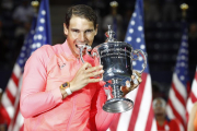Rafa Nadal posa con el trofeo de campeón del Abierto de EEUU-EFE / JUSTIN LANE