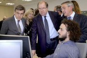 El responsable de Aciturri, el empresario Ginés Clemente (dcha. de la foto) explica al presidente regional algunos detalles de la nueva planta del grupo.-ECB