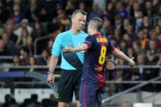 Björn Kuipers con Andrés Iniesta.-IGNASI PAREDES
