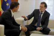 Sánchez y Rajoy, este jueves en el palacio de la Moncloa-JOSE LUIS ROCA
