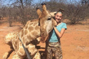 Aryanna Gourdin junto a una de sus presas, una jirafa-FACEBOOK