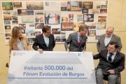 Carolina Blasco, Salvador de Foronda y Javier Lacalle saludan Francisco Sardón, visitante 500.000.-ISRAEL L. MURILLO