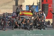 Cristina Gutiérrez celebra junto a su equipo el resultado conseguido en la edición 2020 del Dakar-ECB