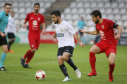 Andrés presiona a uno de los jugadores del Real Unión durante el partido de ayer.-F. DE LA HERA