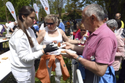 La entidad  celebró una venta solidaria de pinchos. SANTI OTERO