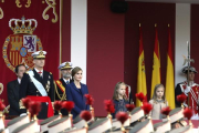 Los reyes Felipe y Letizia, junto a sus hijas Sofía y Leonor, presiden el desfile del Día de la Hispanidad.-EFE