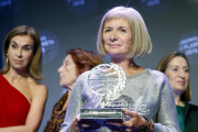 La escritora manchega Alicia Giménez-Bartlett (d) posa con el Premio Planeta, dotado con 601.000 euros, por su novela "Hombres desnudos", durante la cena celebrada esta noche en el Palau de Congresos de Catalunya, en Barcelona.-EFE