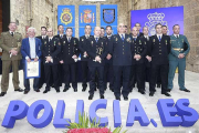Agentes condecorados con  las medallas al mérito policial en la celebración de los patronos del Cuerpo.-RAÚL G. OCHOA
