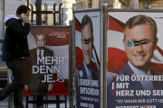 Propaganda electoral en Austria. A la izquierda Van der Bellen y a la derecha Hofer.-AP / Ronald Zak