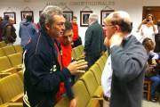 Un bombero muestra su disconformidad al representante sindical de UGT en el Ayuntamiento de Aranda de Duero, Andrés García.-L.V.