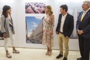 Los arquitectos del proyecto junto al representante del museo y la directora general de Políticas Culturales ante las diferentes infografías.-ISRAEL L. MURILLO