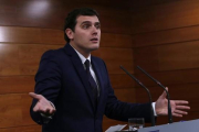 Rueda de prensa de Albert Rivera al término de su reunión con Mariano Rajoy, este lunes en la Moncloa.-DAVID CASTRO