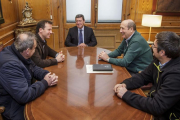 Un momento de la reunión celebrada ayer en la Diputación Provincial, entre Rico (centro) y Argote (a su izquierda).-SANTI OTERO